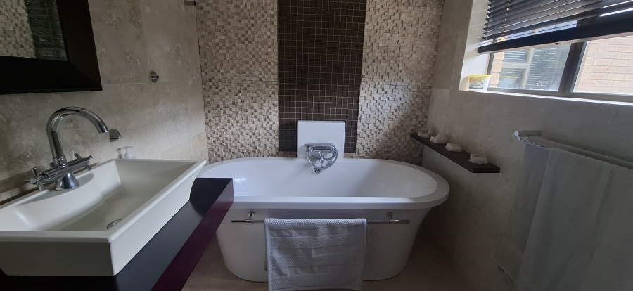 4 Bedroom Property for Sale in Blue Horizon Bay Eastern Cape